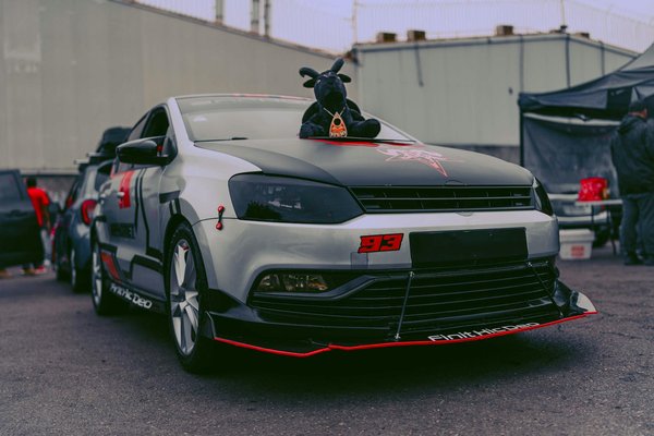 Quels sont les avantages des systèmes de surveillance de la tension des chaînes pour les véhicules de transport de marchandises?