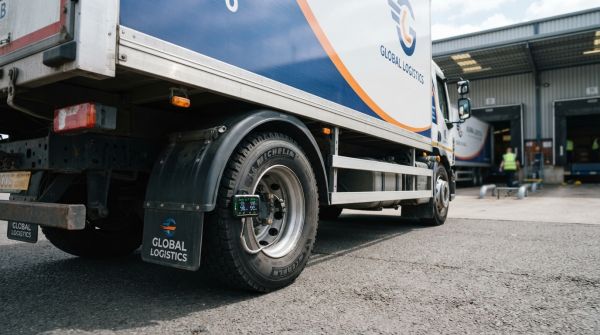 Comment installer un système de surveillance de la pression des pneus sur un camion de livraison ?