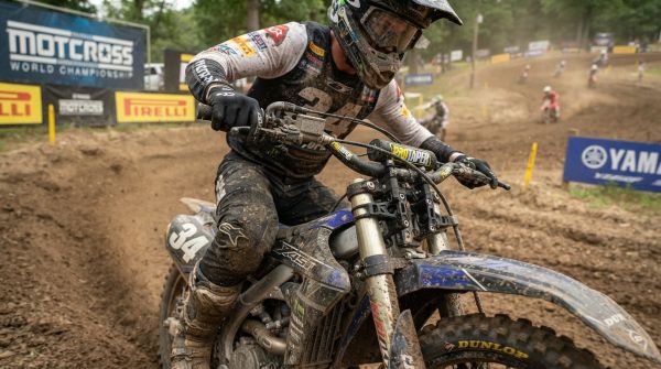 Quels sont les avantages des guidons ajustables pour une meilleure maniabilité sur une moto de cross ?