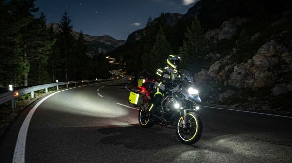 Quels sont les meilleurs dispositifs pour augmenter la visibilité nocturne sur une moto de tourisme ?