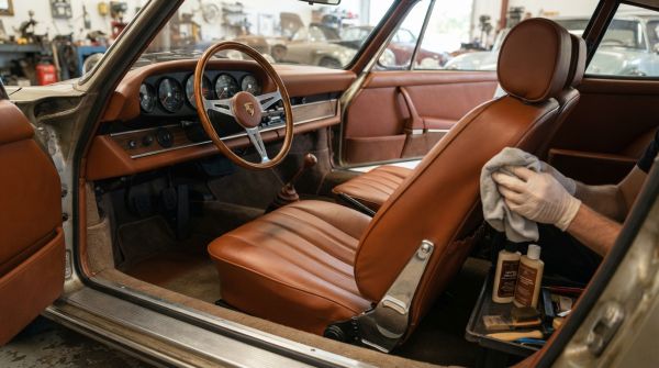 Quels sont les meilleurs produits pour restaurer le cuir d'une voiture ancienne?